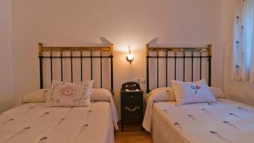 Free cots/infant beds, free WiFi, bed sheets