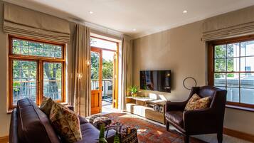 奢華公寓, 露台, 山景 | 客廳 | 50 吋智能電視連有線電視頻道、電視