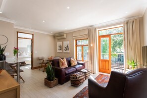 50-inch Smart TV with cable channels, TV - Koetsiershuis (Stellenbosch)