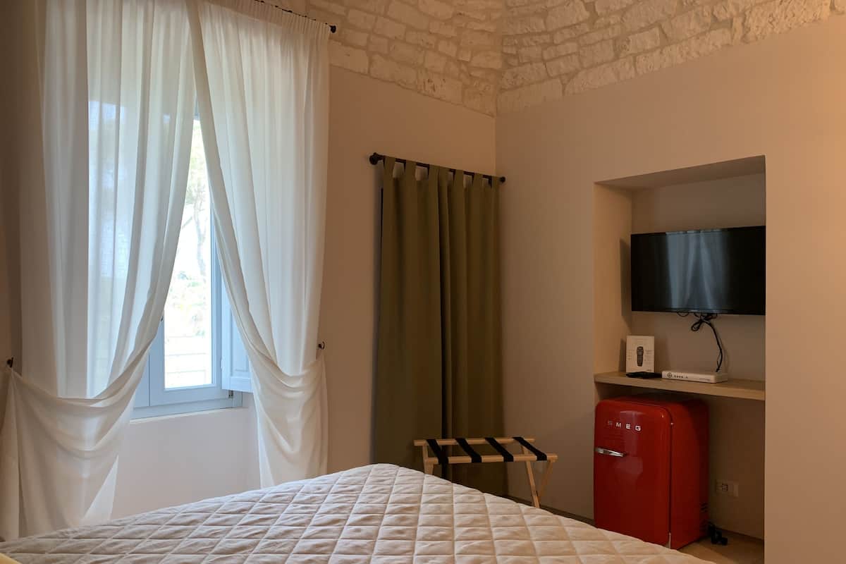 Classic Triple Room, Courtyard View | Premium bedding, minibar, in-room safe, desk