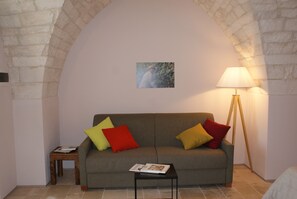 Deluxe Room, 1 King Bed with Sofa bed, Courtyard View | Room amenity