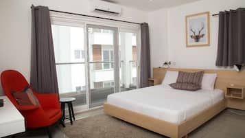 Leilighet, 1 soverom, ikke-røyk, byutsikt | Individuelt innredet, skrivebord, blendingsgardiner og strykejern/-brett