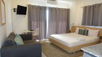 Leilighet, 1 soverom, ikke-røyk, byutsikt | Individuelt innredet, skrivebord, blendingsgardiner og strykejern/-brett