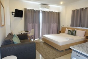 Apartamento, 1 quarto, para não fumantes, vista para a cidade | Individualmente mobiliados, escrivaninha, cortinas blackout