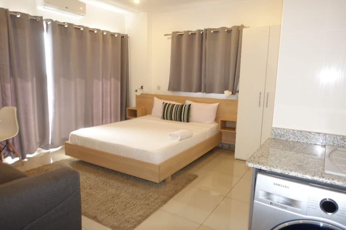 Appartamento, 1 camera da letto, non fumatori, vista città | Con arredamento individuale, una scrivania, tende oscuranti