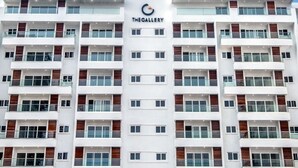 Un edificio de varios pisos con un letrero central que dice 