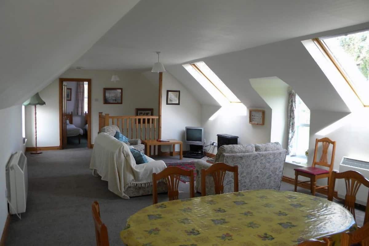 Cottage, 3 Bedrooms | Dining