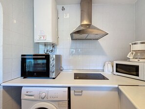 冷蔵庫、電子レンジ、オーブン、コーヒー / ティーメーカー