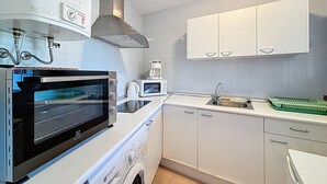 Kaffetrakter/tekoker, kjøleskap, mikrobølgeovn og ovn