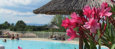 季節性室外游泳池,提供泳池遮陽傘和日光浴躺椅