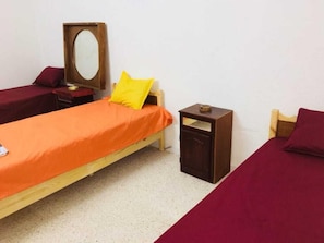 Chambre Triple, 3 lits une place, salle de bains commune | Rideaux occultants, Wi-Fi gratuit, draps fournis