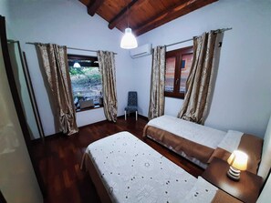 3 chambres, coffres-forts dans les chambres, fer et planche à repasser