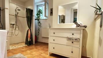 Dusche, Haartrockner, Handtücher, Toilettenpapier