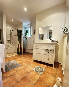 Dusche, Haartrockner, Handtücher, Toilettenpapier