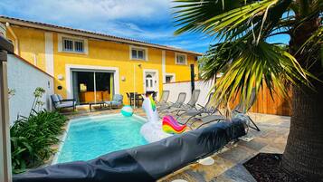 Una piscina techada, una piscina al aire libre
