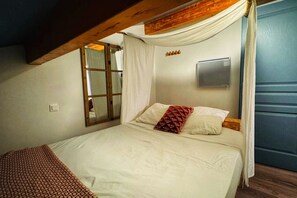 Skrivbord, strykjärn/strykbräda, resesäng och gratis wi-fi