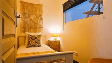 5 habitaciones, escritorio y tabla de planchar con plancha