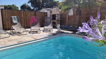 Una piscina techada, una piscina al aire libre