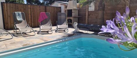 Alberca techada y alberca al aire libre