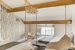 5 bedrooms, desk, iron/ironing board, travel crib