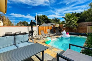 Una piscina cubierta, una piscina al aire libre
