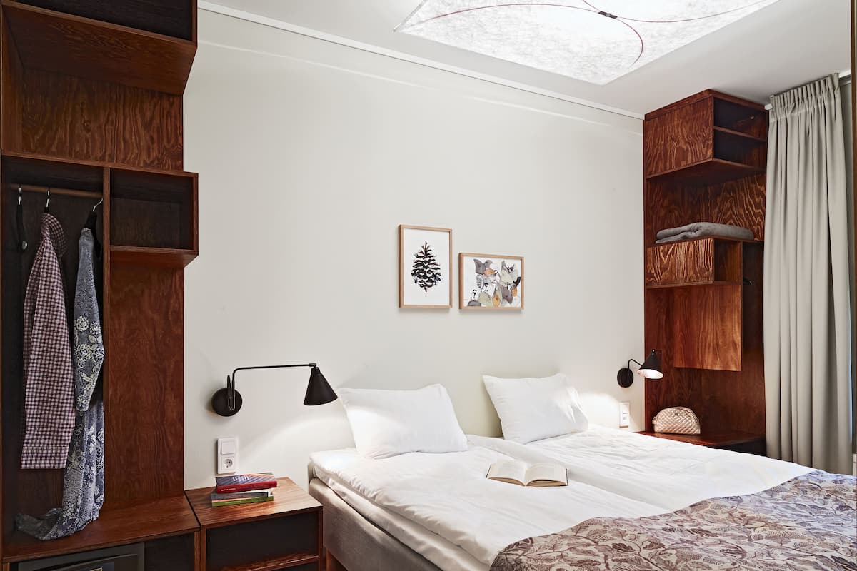 2 bedrooms, premium bedding, in-room safe, desk
