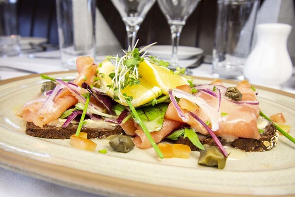 Un plato de comida con diversos ingredientes.