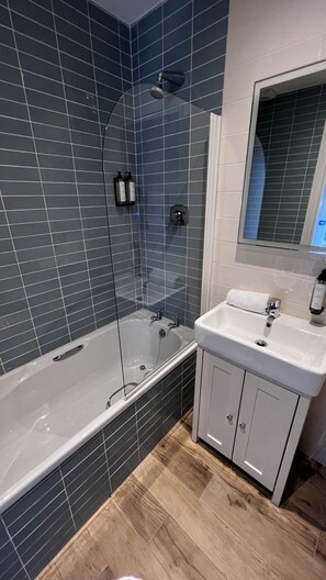 Room - Nevins Inn (Newport)