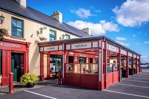 Exterior detail - Nevins Inn (Newport)