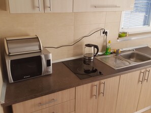 Comfort Studio, Sea View | Private kitchenette - Studio apartment GIRO (Omis)
