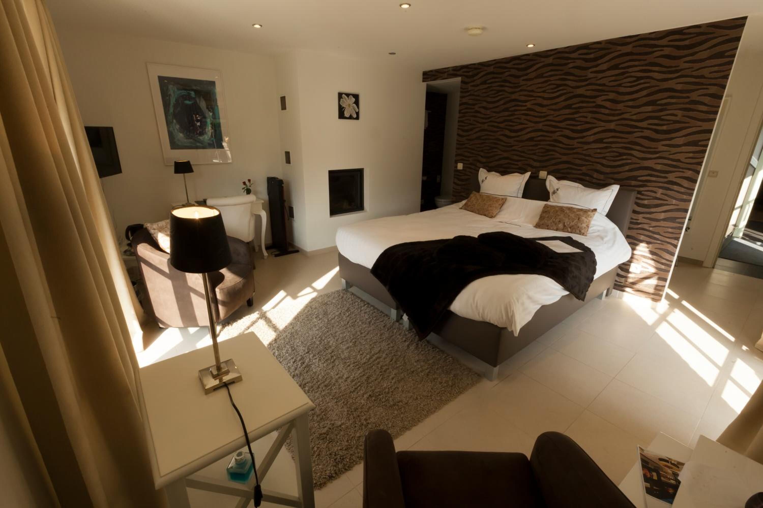Ein modernes Schlafzimmer mit einem großen Bett, einem Schreibtisch und einem Stuhl.