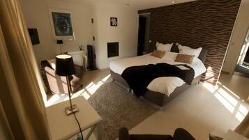 Ein modernes Schlafzimmer mit einem großen Bett, einem Schreibtisch und einem Stuhl.