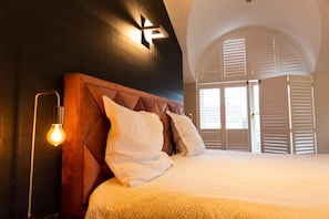 Egyptian cotton sheets, premium bedding, down comforters, in-room safe