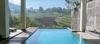 Villa met 4 slaapkamers en uitzicht op de bergen op het zwembad