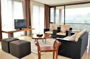 TV, DVD player - Indah 1 Golf Villa 4 bedroom with a private pool (Bandung)