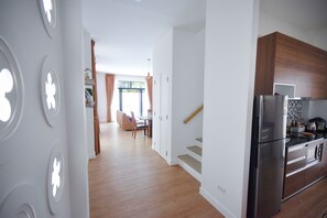 Kjøleskap, mikrobølgeovn, kokeplater og kjøkkenutstyr