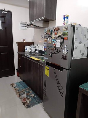 Fridge, stovetop, electric kettle, cookware/dishes/utensils - Cozy fully furnished Studio Condominium Unit (Cebu City)
