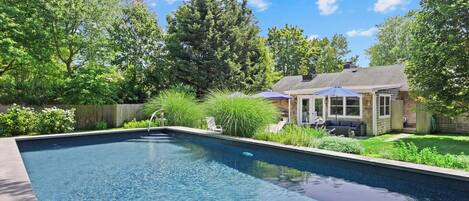 حمّام سباحة مُدفَّأ