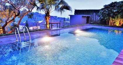 4 BR Mountain View Villa with a private pool 1