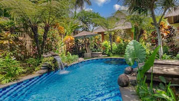 Outdoor pool, free pool cabanas, pool umbrellas