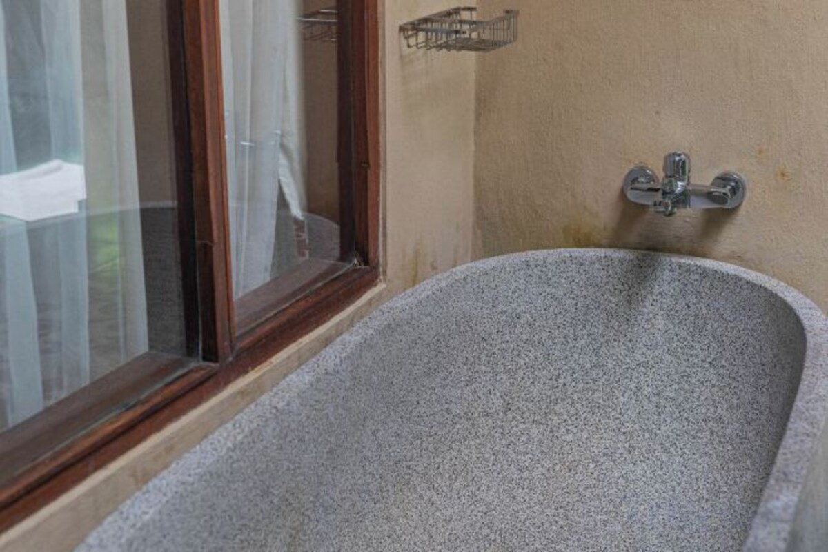 Badezimmer | Badewanne und Dusche (separat), Komfortbadewanne, Handtücher
