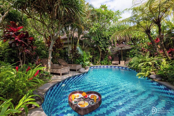 Alberca al aire libre y camas balinesas gratuitas