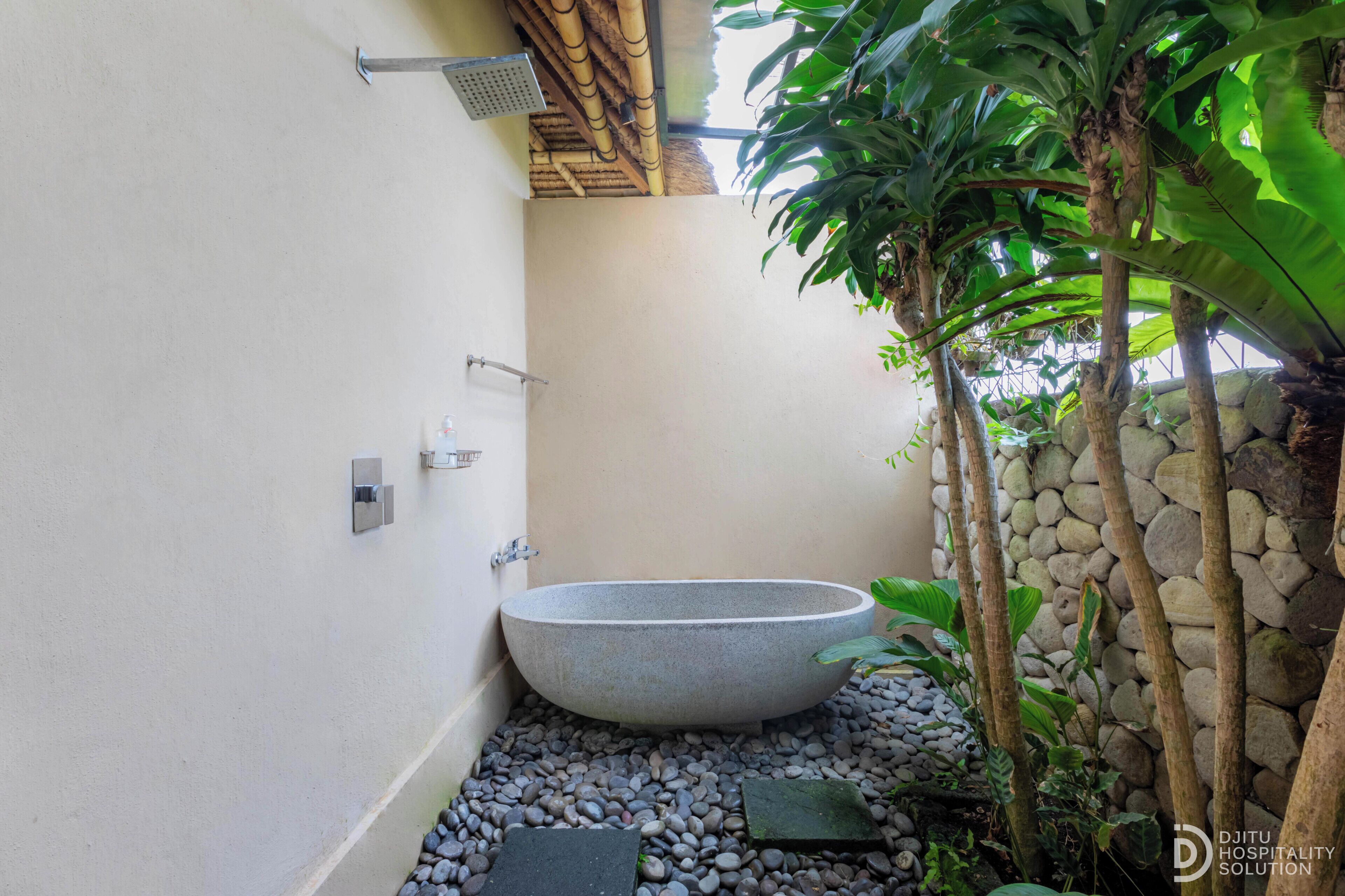 Comfort Villa | Bathroom | Separate bathtub and shower, deep-soaking bathtub, towels