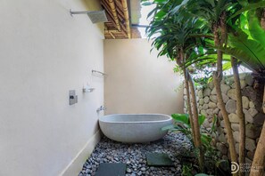 Biệt thự tiện nghi đơn giản | Phòng tắm | Bồn tắm và buồng tắm vòi sen riêng, bồn tắm ngâm, khăn tắm