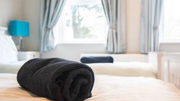 3 bedrooms, iron/ironing board, WiFi, bed sheets