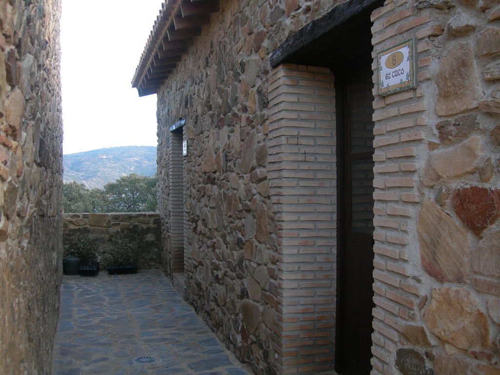 A stone building with a sign reading "et cuco".