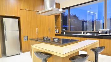 Refrigerador, microondas, tetera/pava eléctrica, tostadora