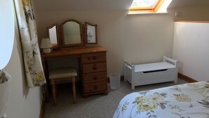 A bedroom with a wooden desk, a chair, a small white bed, and a skylight. - One bedroom holiday home near the Snowdonia National Park (Caernarfon)