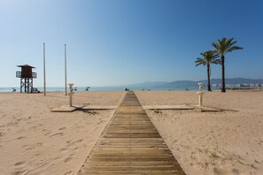 Playa en los alrededores y camastros 