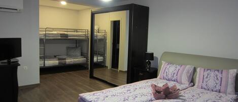 7 chambres, fer et planche à repasser, lit de bébé portatif